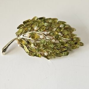 Dodds Vintage Olivine Stone Leaf Brooch